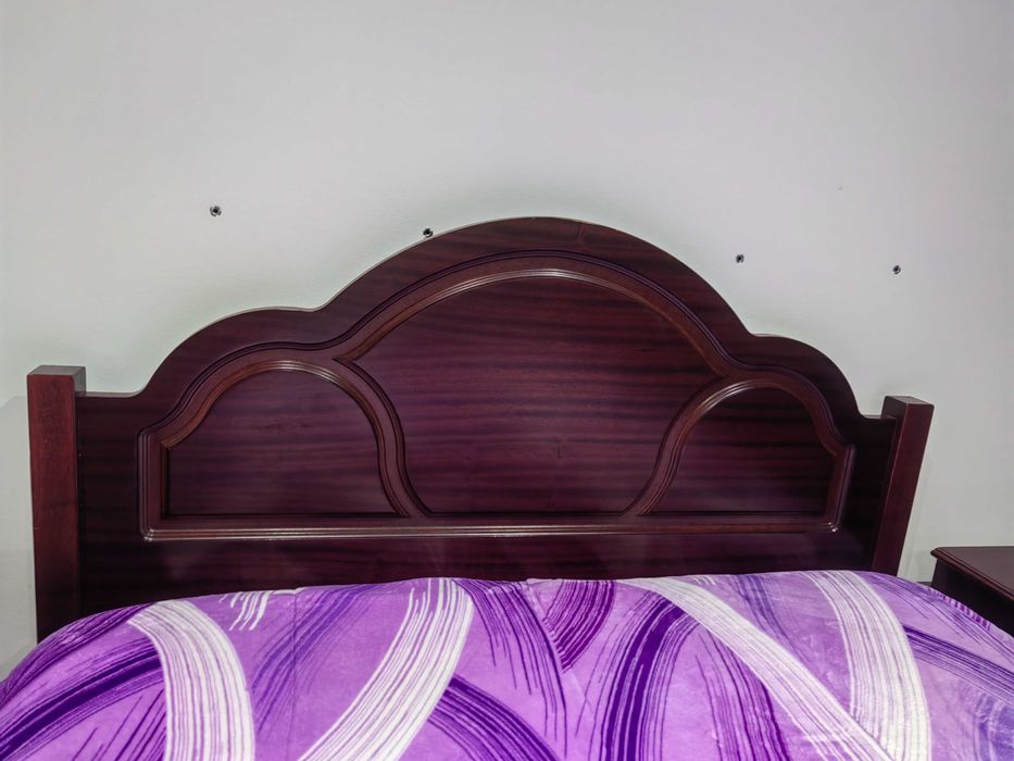 Conjunto de quarto cama mesa de cabeceira e cómoda