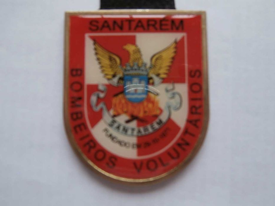 Vários crachás de bombeiros
