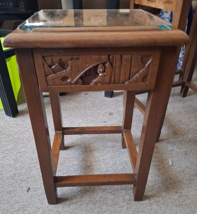 Zestaw stolików kawowych typu „nesting tables”