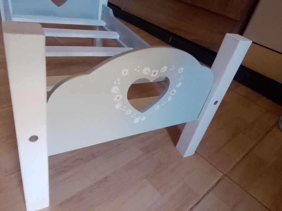 Cama de bonecas em madeira e carrinho de bebê