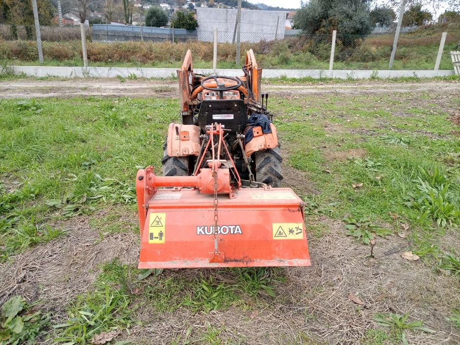 Kubota b7100 com carregador