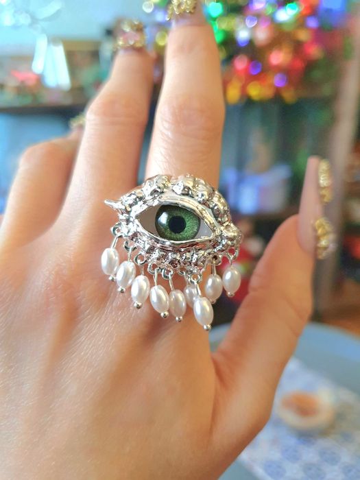 Anel surrealista olho verde, metal prateado, tamanho ajustável