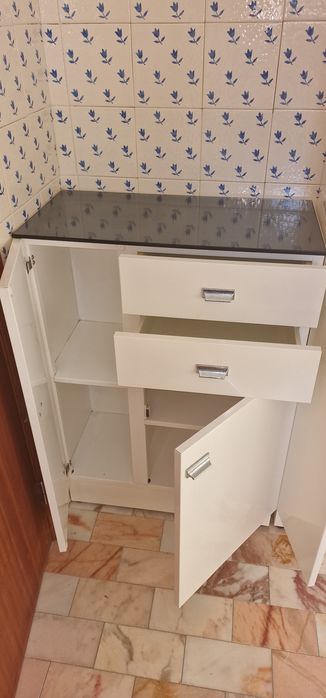 Armário branco casa de banho