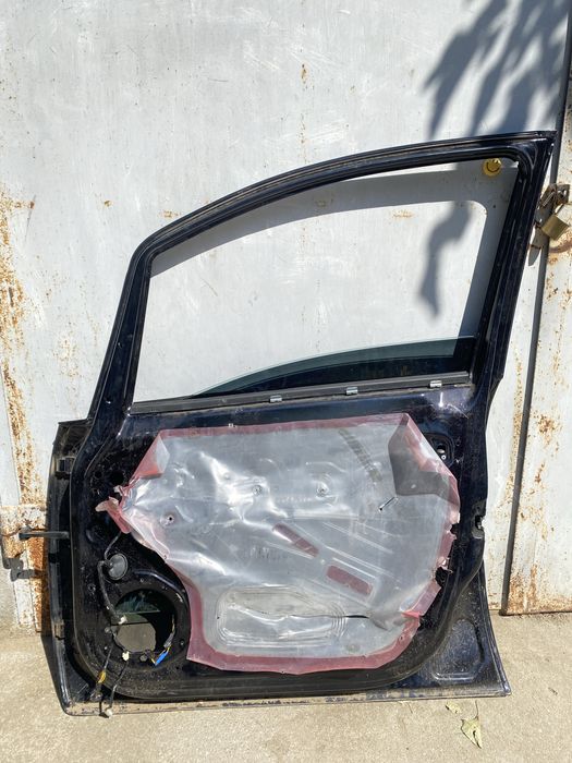 Двері та скло бокове Опель Зафіра Б чорні в зборі