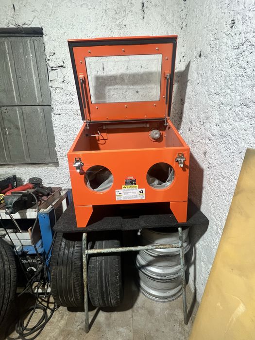 Cabine de jateamento profissional, pouco utilizada, com mesa de suporte incluída