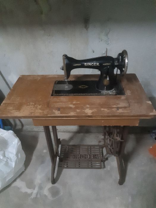 Maquina costura singer e relógios  de sol em granito quadro de salão