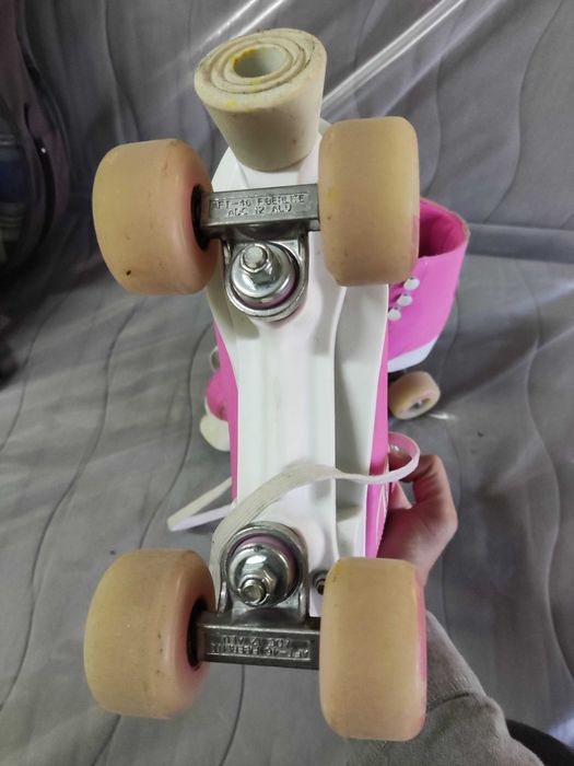 Patins 4 rodas usados para venda.  Tamanho 38