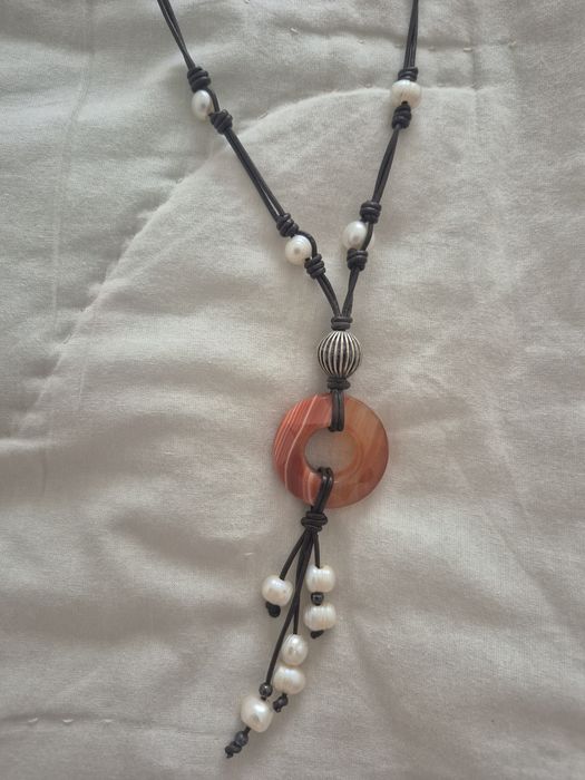 Colar com pedra e pérolas