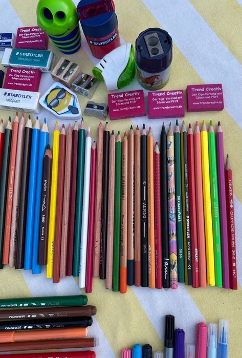 Олівці та фломастери в школу для школярів 150 штук