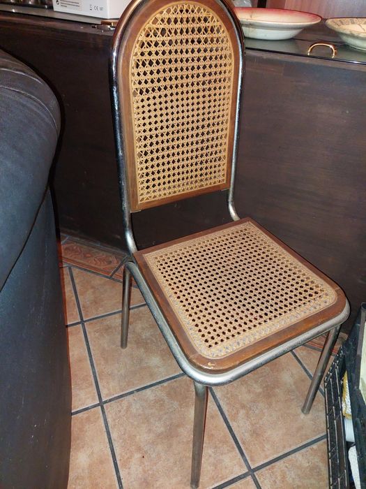 Mesa e cadeiras em palhinha