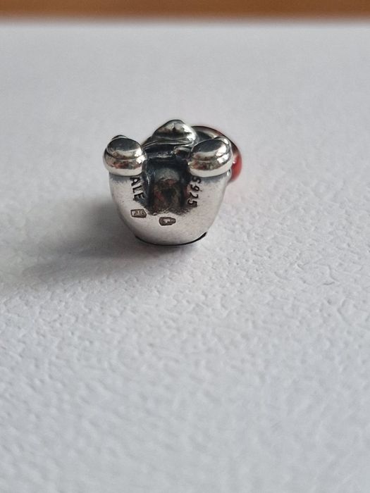 Charms Pandora miś świąteczny
