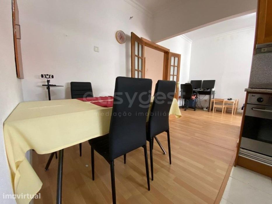 Apartamento central T2 na Moita em bom estado