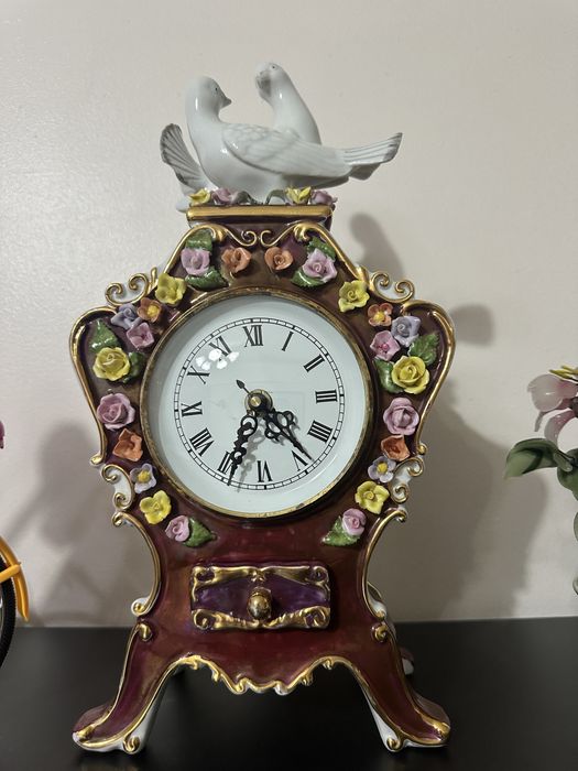 Relógio decorativo de mesa em porcelana – estilo clássico