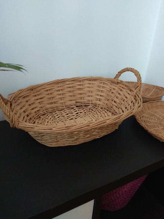 Cestas varias e tabuleiro em verga