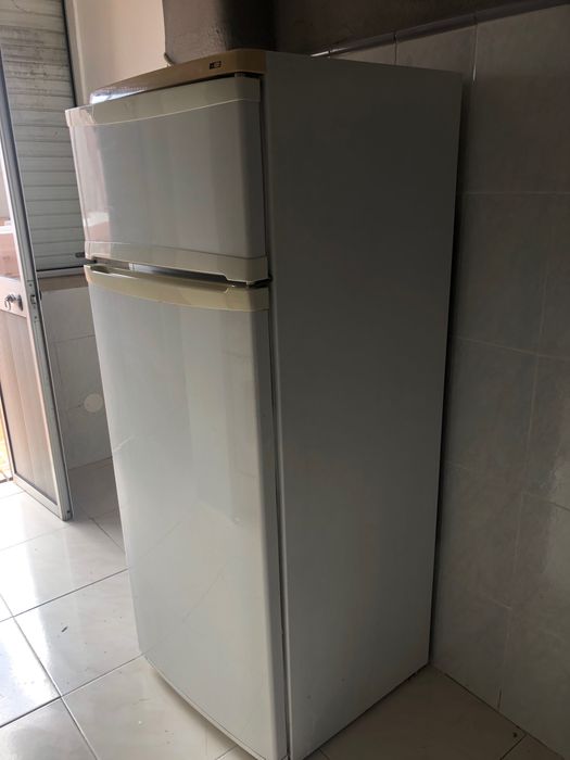 Frigorífico a funcionar em bom estado.
