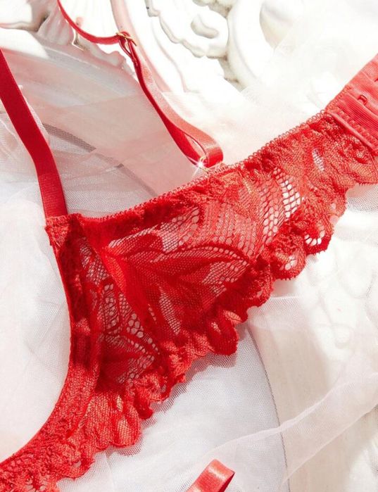 Seksowny koronkowy komplet bielizny damskiej z otwartym krokiem