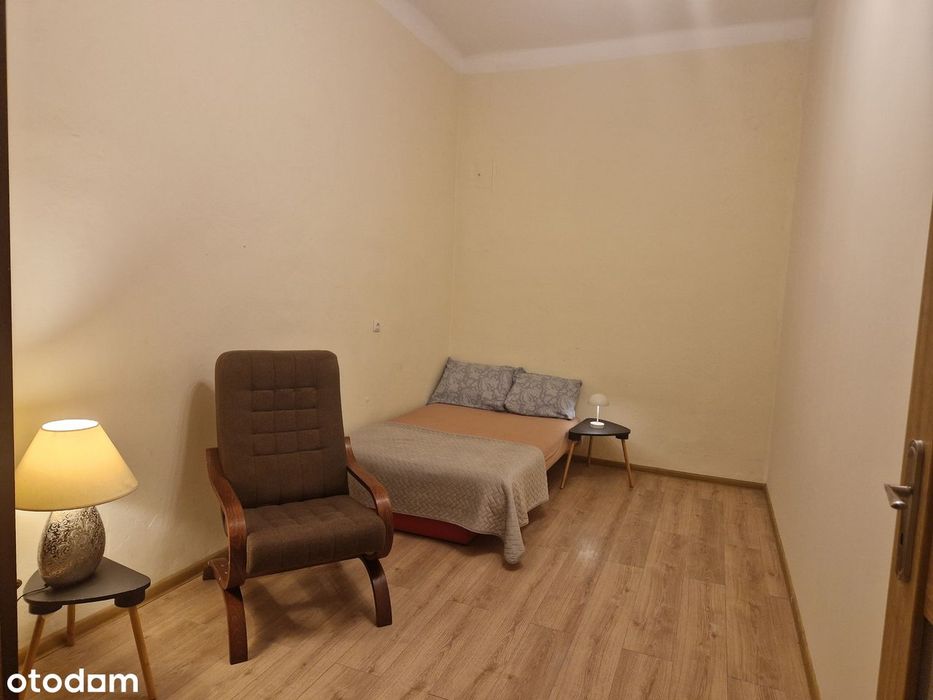 M3 do zamieszkania, w kamienicy, ścisłe centrum, ul. Piłsudskiego.