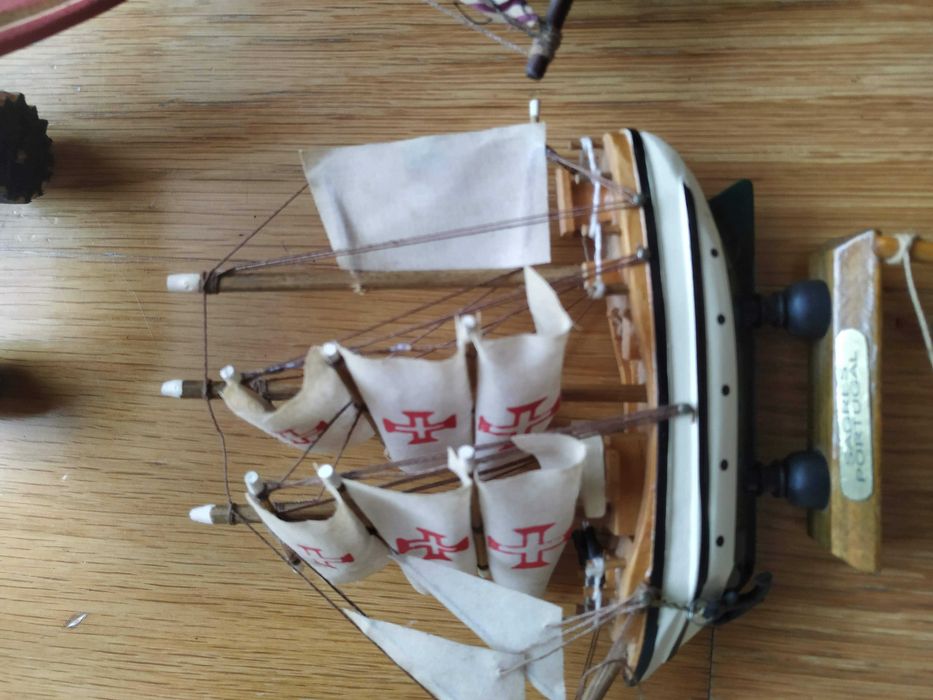 Conjunto 5 brinquedos artesanais em madeira (4 barcos + 1 avião)