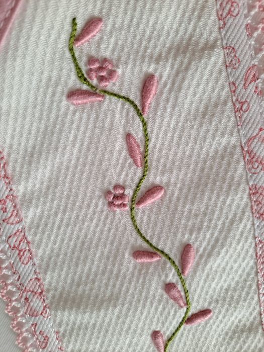 Fralda de bebé com bordado madeira