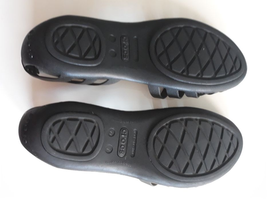 Crocs sandały Huarache Flat  W7