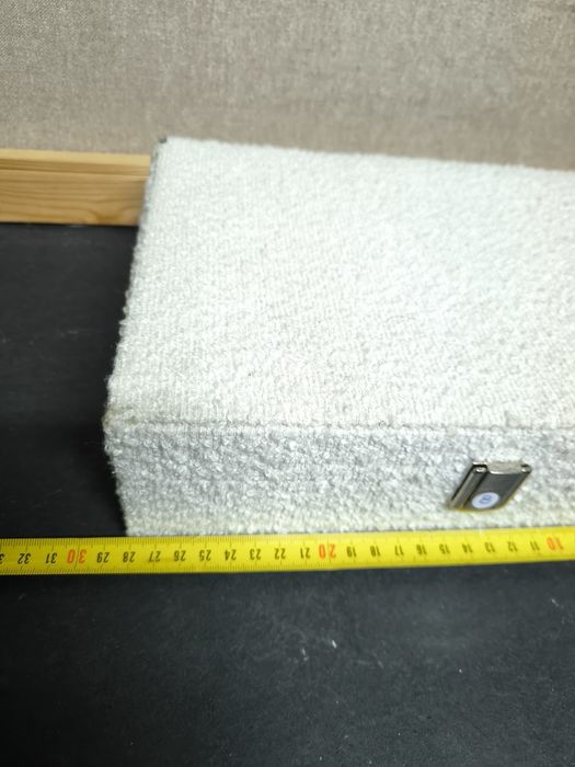 Caixa de joias branca
Caixa para guardar joias com um fecho metálico.