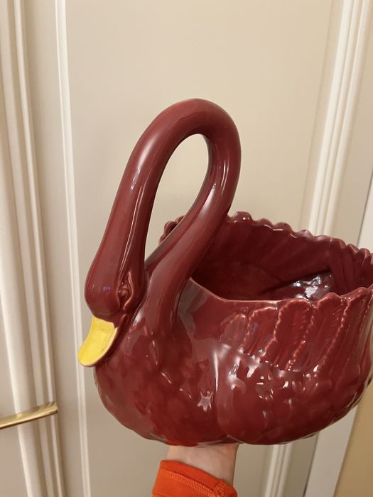 Piękny bordowy czerwony łabędź ozdoba misa donica