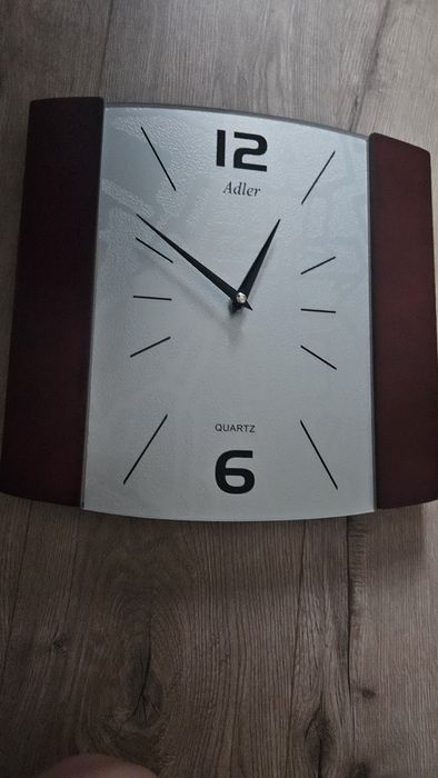 Zegar ścienny adler z okuciem drewnianym do zawieszenia