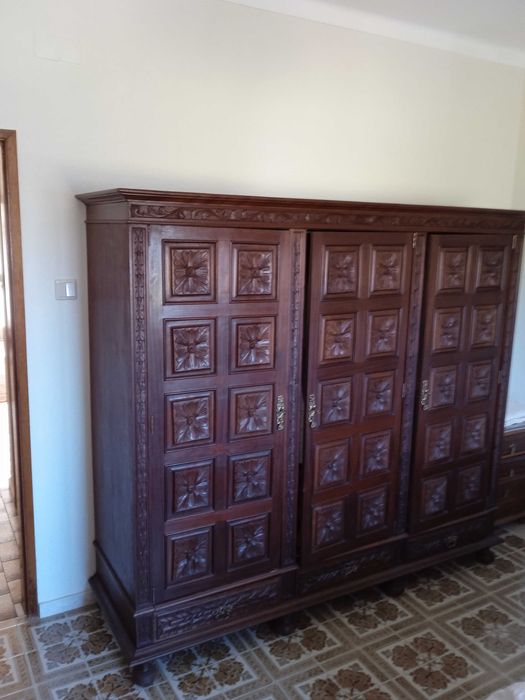 Móvel de QUARTO COMPLETO (Colchão incluído) em Nogueira