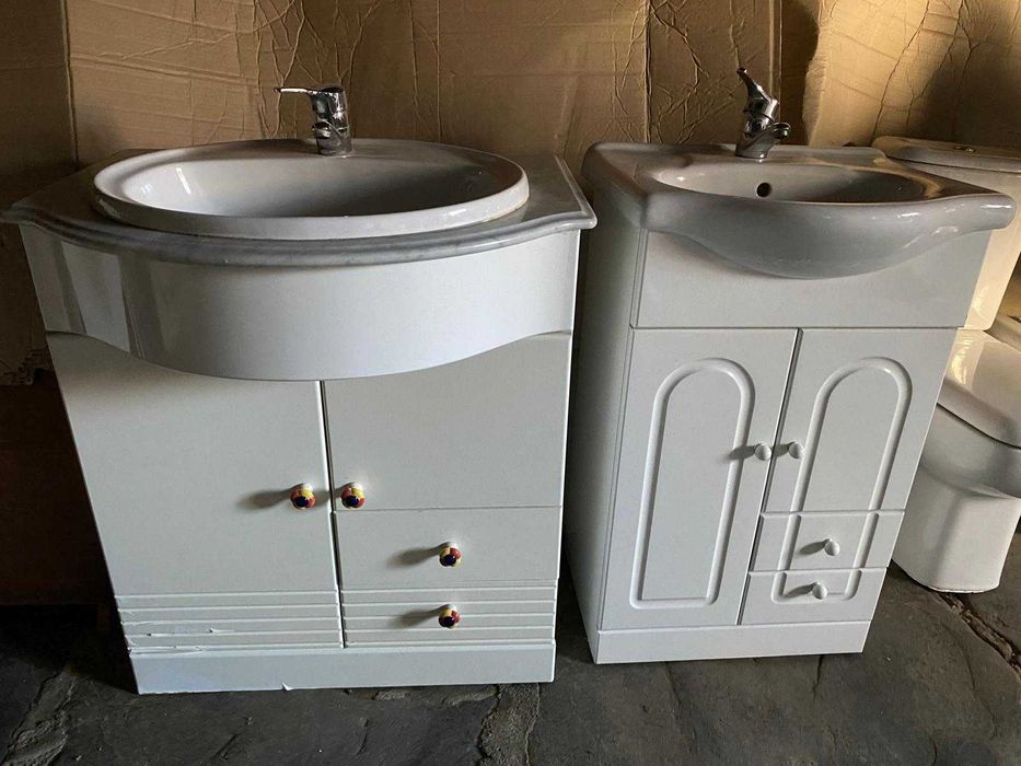 Portas, secretarias e WC