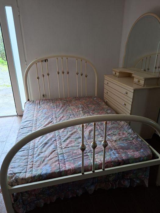 Uma Cama em Ferro muito Boa,  Com uma Bonita Cómoda.