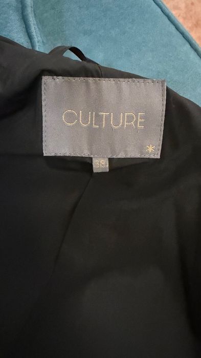 Capa de chuva para meia-estação com costuras e fecho.