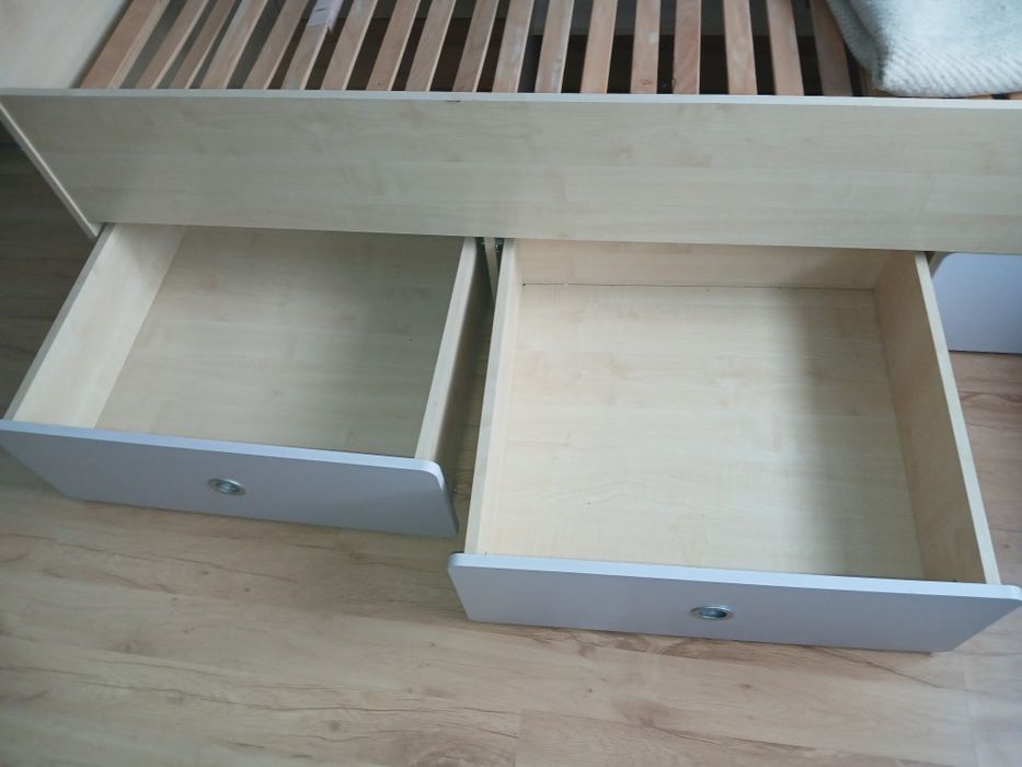 Łóżko b.d stan ze stelażem