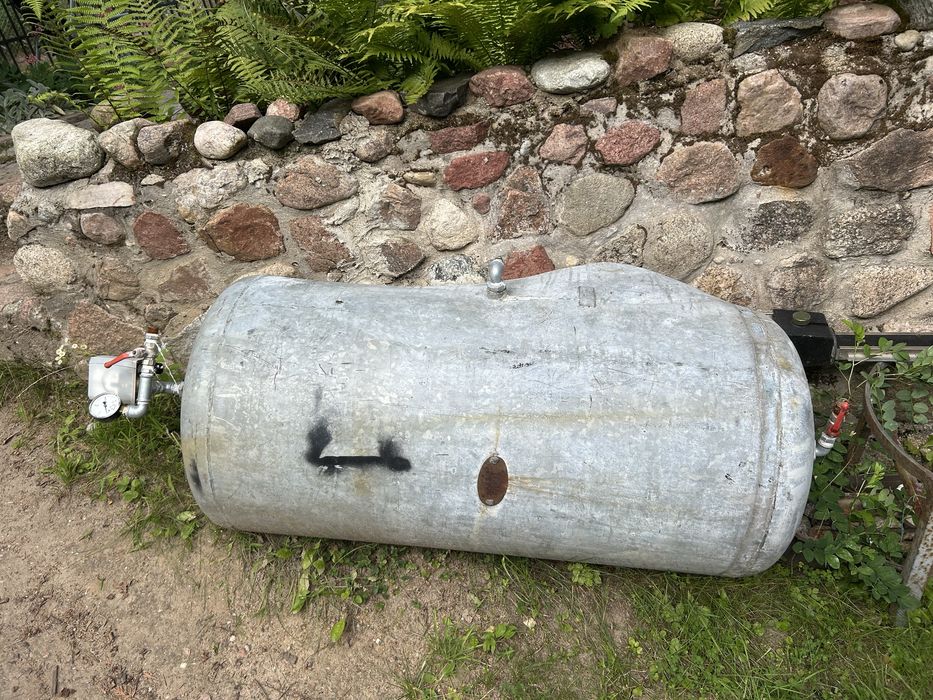 Uszkodzony zbiornik hydrofor stalowy