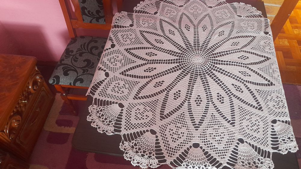 Вязана крючком скатерть