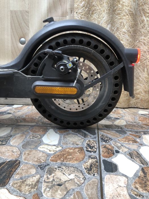 Продам самокат Xiaomi Mi Electric Scooter Essential