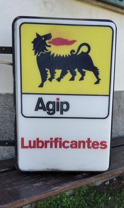 Painel publicitário luminoso