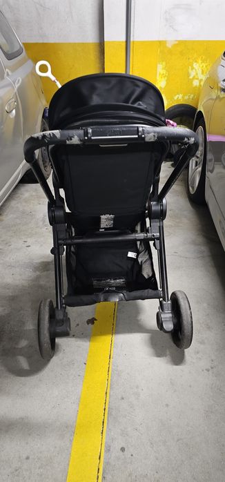 Carro de bebé com ovo