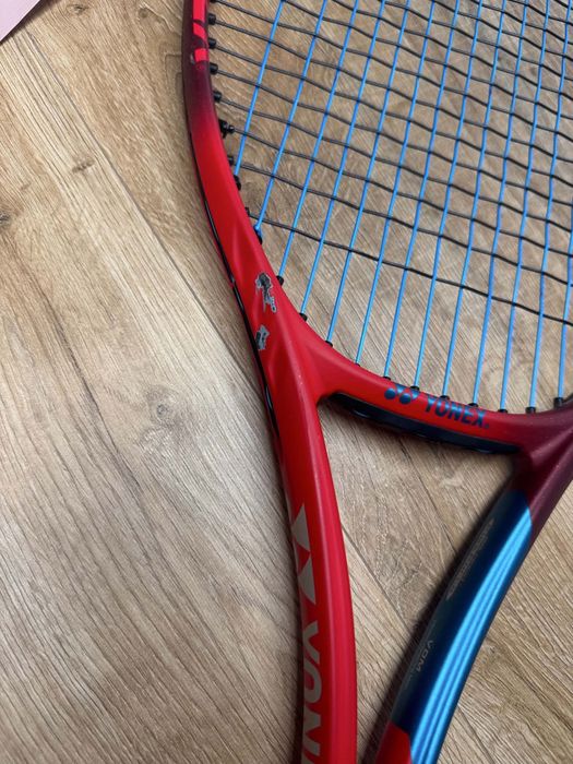 Yonex VCORE 95 Tango Red – rakieta tenisowa L2