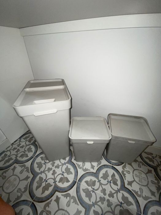 Caixotes lixo com tampa