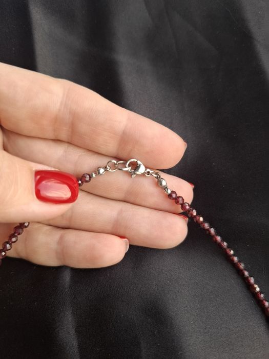 Чокер, намисто з натурального гранату