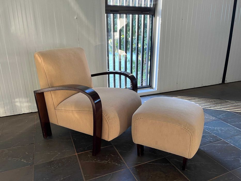 Poltrona Branca com Pufe / Apoio para Pés