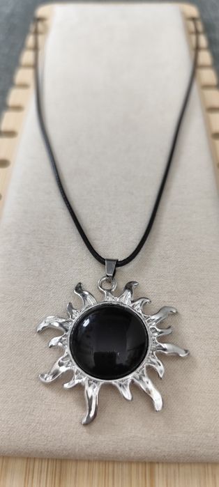 Colar com Sol e Pedra no centro