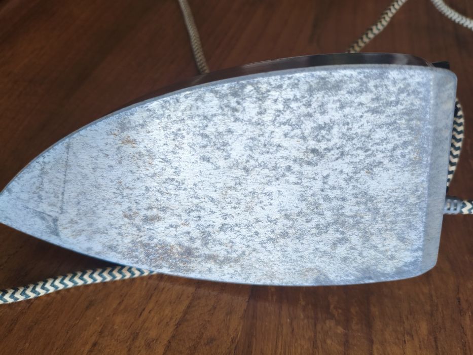 Old ironing iron64199074451713122