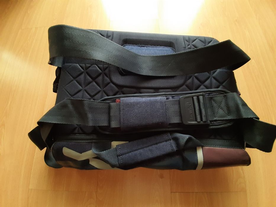 Mala da marca newfeel, de cor azul e bordeaux. Excelente estado