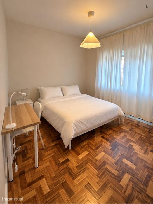 Quarto - localizado em Mafamude Porto