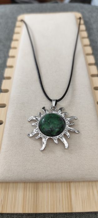 Colar com sol e pedra no centro