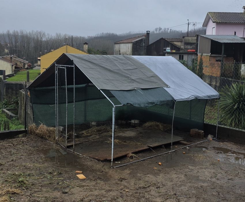 Vendo 2 galinheiros para exterior Pawhut