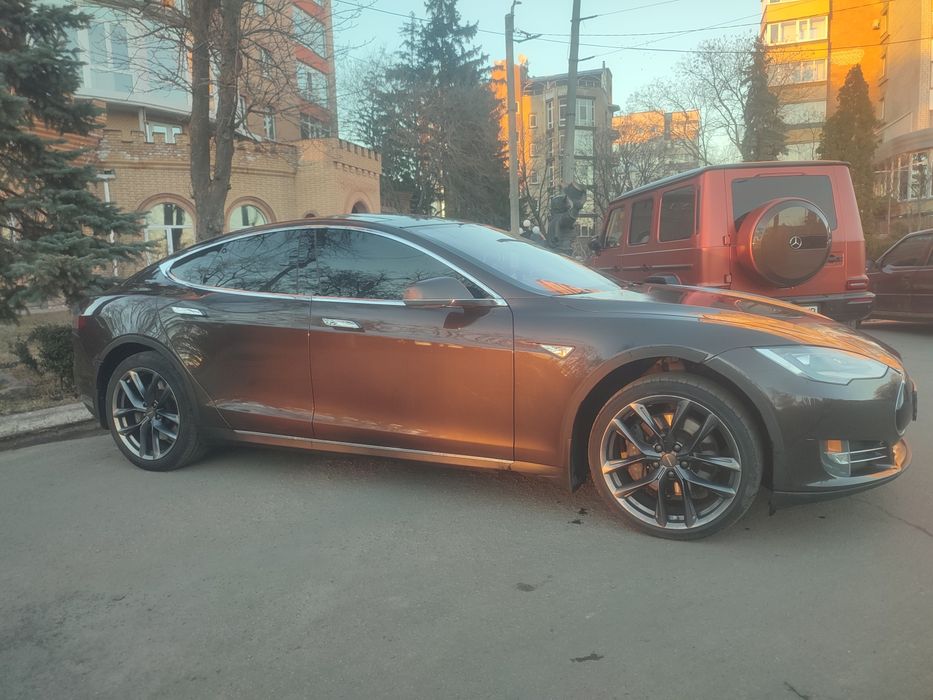 Tesla Model S 400к.с