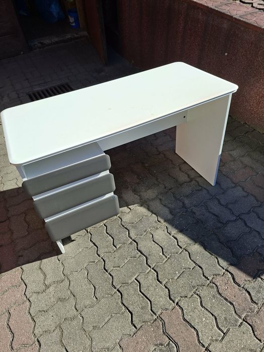 Biale biurko z szufladami