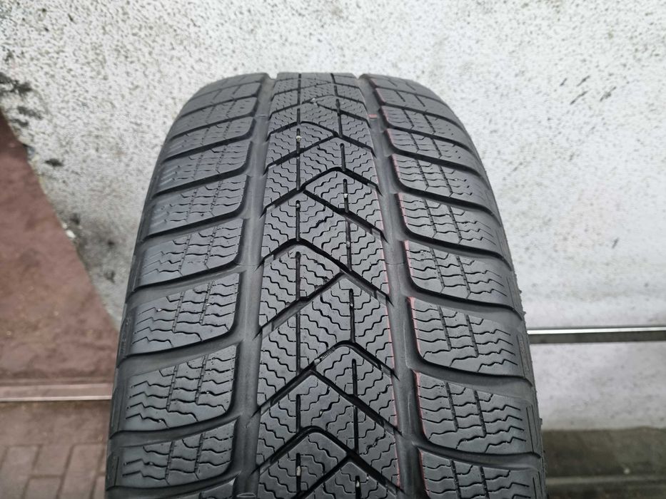 225/40/19 93H Pirelli Winter Sotto Zero 3 MO Dot.3921R